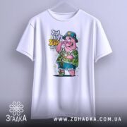 Футболка патрик у відпустці, біла, підвішена на вішалці, фон світло-сірий, принт з мультяшним персонажем у зеленій сорочці з квітковим малюнком, з годинником на руці та капелюсі.