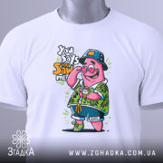 Футболка патрик у відпустці, біла, складена на поверхні, фон світлий, принт з мультяшним персонажем у зеленій сорочці з квітковим малюнком, з годинником на руці та капелюсі, прикріплена етикетка.