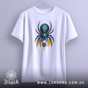 Футболка павук з тризубом, біла, зображена з бокового ракурсу, фон світло-сірий, принт з павуком синього кольору з жовтими деталями, футболка підвішена на вішалці.