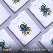 Футболка павук з тризубом, біла, зображена з фронтального ракурсу, фон світло-сірий, принт з павуком синього кольору з жовтими деталями та тризубом на спині.