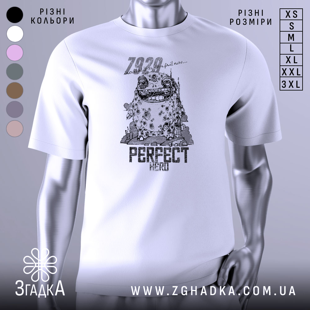 Futbolka Perfect Hero Art Unikalnyi Fantaziinyi Prynt 1 Футболка perfect hero арт білого кольору, зображена з фронтального ракурсу, на фоні світлого градієнта. Принт містить малюнок веселого персонажа з великими очима та текстом 'PERFECT HERO'.
