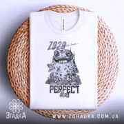 Футболка perfect hero арт білого кольору, складена на плетеній основі, з видимим принтом персонажа з великими очима та текстом 'PERFECT HERO'. Фон світлий, з натуральними текстурами.