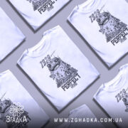 Футболка perfect hero арт білого кольору, зображена з фронтального ракурсу, на фоні світлого градієнта. Принт містить малюнок веселого персонажа з великими очима та текстом 'PERFECT HERO'.