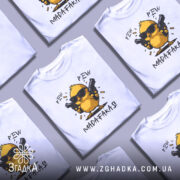 Футболка Pew Pew Madafakas, білого кольору, зображена на манекені з правого боку, фон світло-сірий, принт з жовтим курчам у чорних окулярах, яке тримає пістолети в руках, текст 'PEW PEW MADAFAKAS!' під малюнком.