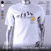 Футболка п’ятниця еволюція, біла, зображена на манекені, фон світло-сірий, принт з еволюцією людини від повзання до стрибка з пивом, текст 'FRIDAY!!!' під малюнком.