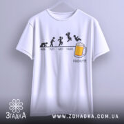 Футболка п’ятниця еволюція, біла, підвішена на вішалці, фон світло-сірий, принт з еволюцією людини, текст 'FRIDAY!!!' під малюнком.