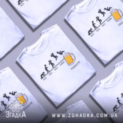 Футболка п’ятниця еволюція, біла, зображена на манекені, фон світло-сірий, принт з еволюцією людини від повзання до стрибка з пивом, текст 'FRIDAY!!!' під малюнком.