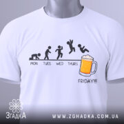 Футболка п’ятниця еволюція, біла, складена на столі, фон світло-сірий, принт з еволюцією людини, текст 'FRIDAY!!!' під малюнком, на футболці є етикетка.