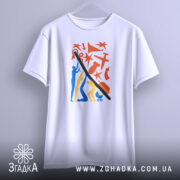 Футболка підняти Україну, біла, підвішена на вішалці, фон світло-сірий, принт кольоровий, з фігурами людей, червоними зірками та іншими елементами, вид з переду.