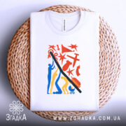 Футболка підняти Україну, біла, складена на плетеній основі, фон світло-сірий, принт кольоровий, з фігурами людей, червоними зірками та іншими елементами, вид зверху.