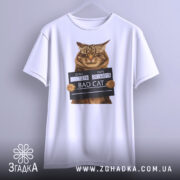 Футболка поганий кіт арешт, біла, зображена з фронтального ракурсу, на фоні світлого градієнта, принт з котом у поліцейській табличці з написом 'BAD CAT'.