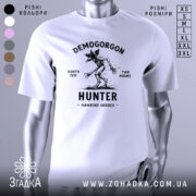 Футболка Полювання на Демогоргона білого кольору, зображена на манекені з правого боку, фон світло-сірий, принт чорного кольору з демогоргоном, текстом 'NORTH TEN TWO HOURS' та 'HUNTER HAWKINS HEROES'.