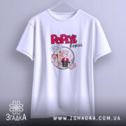 Футболка Popeye борщ, біла, підвішена на вішалці, фон світло-сірий, принт з Попаєм, який тримає банку борщу, текст червоним кольором.