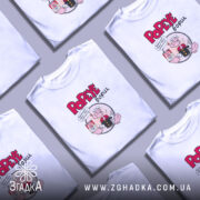 Футболка Popeye борщ, біла, зображена на манекені з правого боку, фон градієнтний сірий, принт з персонажем Попая, який тримає банку борщу, текст червоним кольором.