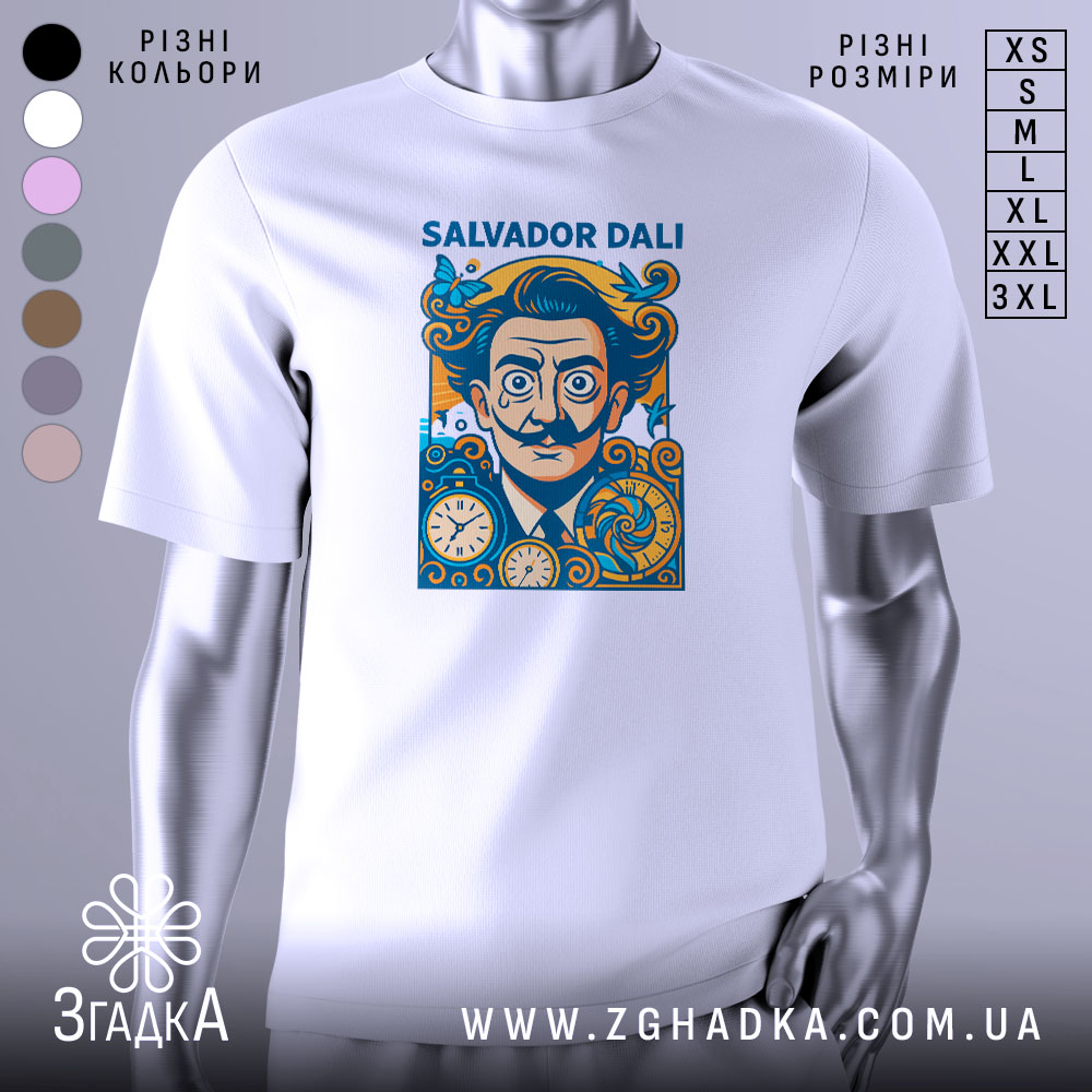 Futbolka Portret Salvadora Dali Mystetstvo Na Kozhen Den 1 Футболка портрет Сальвадора Далі, біла, зображена з фронтального ракурсу на манекені, фон світло-сірий, принт з портретом Далі в яскравих кольорах, з годинниками та метеликами.