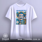Футболка портрет Сальвадора Далі, біла, підвішена на вішалці, фон світло-сірий, принт з портретом Далі в яскравих кольорах, з елементами дизайну, такими як годинники та метелики.