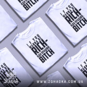 Футболка працюй будь багатим. Біла футболка з чорним принтом, зображена з фронтального ракурсу на манекені. Фон світлий, з легким градієнтом. Принт містить текст: 'IF YOU WANNA BE RICH- йди працею, BITCH'.