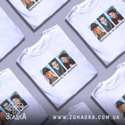 Футболка прекрасні бо українки. Біла футболка з коротким рукавом, зображення трьох персонажів в кольорових костюмах на грудях, текст "Прекрасні, бо українки!" під ними, фон нейтральний, без зайвих деталей.