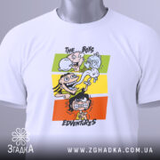 Футболка пригоди хлопців, біла, складена на столі, фон світлий, принт з чотирма персонажами на кольорових прямокутниках, з етикеткою на рукаві.