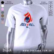 Футболка Rock N Roll білого кольору, зображена з фронтального ракурсу на манекені, фон світло-сірий, принт з червоним полум'ям та черепом з синіми деталями, текст 'ROCK'N'ROLL' виконаний у темно-синьому кольорі.