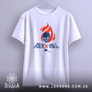 Футболка Rock N Roll білого кольору, зображена з фронтального ракурсу на вішалці, фон світло-сірий, принт з червоним полум'ям та черепом, текст 'ROCK'N'ROLL' виконаний у темно-синьому кольорі.