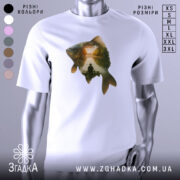 Футболка рибак на заході, біла футболка на манекені, фон світло-сірий, принт з рибою та рибалкою на фоні заходу сонця.