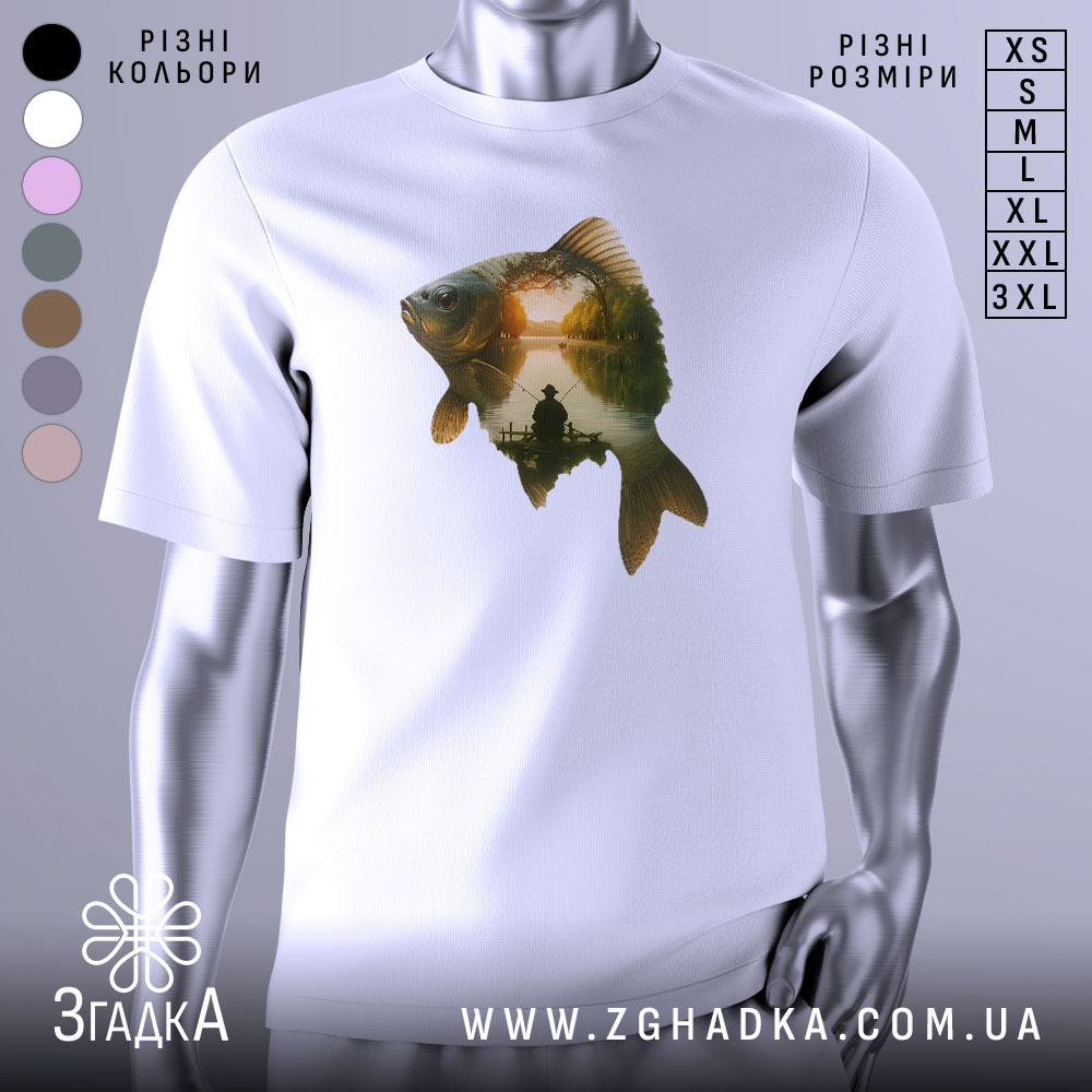 Футболка рибак на заході, біла футболка на манекені, фон світло-сірий, принт з рибою та рибалкою на фоні заходу сонця.