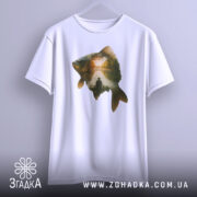 Футболка рибак на заході, біла футболка на вішалці, фон світло-сірий, принт з рибою та рибалкою на фоні заходу сонця.