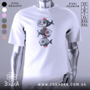 Футболка рибний етно, біла, зображена з правого ракурсу на манекені, фон світло-сірий, принт з трьох риб у стилі етно з червоною смужкою.