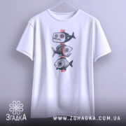 Футболка рибний етно, біла, зображена на вішалці, фон світло-сірий, принт з трьох риб у стилі етно з червоною смужкою.