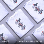 Футболка рибний етно, біла, зображена з правого ракурсу на манекені, фон світло-сірий, принт з трьох риб у стилі етно з червоною смужкою.