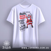 Футболка Санта новорічний вайб, біла, підвішена на вішалці, фон світло-сірий, принт з Сантою, що піднімає руки, текст 'Happy New Year!' у червоному кольорі.