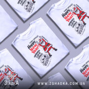 Футболка Санта новорічний вайб, біла, зображена на манекені, фон світло-сірий, принт з веселим Сантою в червоному костюмі, що піднімає руки, текст 'Happy New Year!' у червоному кольорі.