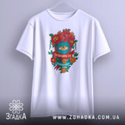 Футболка серце око мотив, біла футболка на вішалці, ракурс спереду, фон світло-сірий, принт з червоним серцем, оком та квітами, напис 'Заплющити очі, бачити серцем'.