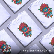 Футболка серце око мотив, біла футболка на манекені, ракурс спереду, фон світло-сірий, принт з червоним серцем, оком та квітами, напис 'Заплющити очі, бачити серцем'.