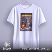 Футболка Щасливого Різдва білого кольору, зображена на манекені, фон світлий, принт з птахом та ліхтарем на снігу, текст "Щасливого Різдва" у верхній частині принта.