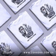 Футболка ще п’ять разів. Біла футболка з коротким рукавом, зображення персонажа з кінофільму на грудях, фон нейтральний, деталі принта чіткі, з червоним оком та механічною рукою.