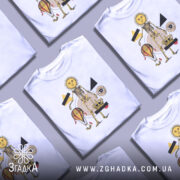 Футболка сюрреал арт скелет, біла, зображена на манекені, фон світло-сірий, принт з жовтим сонцем, скелетом, повітряною кулею, короною та геометричними фігурами.