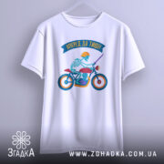 Футболка скелет на мотоциклі, біла, зображена на вішалці, фон світло-сірий, принт з скелетом у шоломі на червоному мотоциклі з синіми колесами та написом 'Вперед до тиші!'.