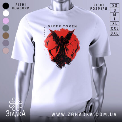 Футболка Sleep Token білого кольору, зображена на манекені, з принтом червоного кольору, що зображає фігуру з крилами на фоні червоного кола, фон світло-сірий, видно деталі принта.