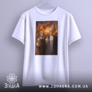 Футболка сміливий політичний принт, біла, підвішена на вішалці, фон сірий, принт з двома персонажами, які показують середні пальці на фоні палаючих будівель.