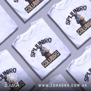 Футболка Spijuniro Golubiro білого кольору, зображена з правого ракурсу на манекені, фон світло-сірий, принт з пташкою в окулярах та плащі, текст 'SPIJUNIRO' зверху та 'GOLUBIRO' внизу.