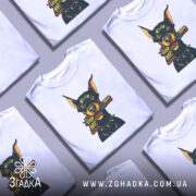 Футболка стоп війна, біла, зображена з фронтального ракурсу, фон нейтральний, принт з собакою породи доберман, що тримає в роті табличку з написом 'STOP WAR'.