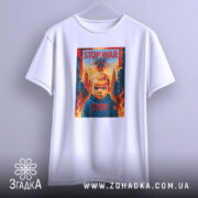 Футболка Stop War арт, біла, підвішена на вішалці, фон світло-сірий, принт з зображенням дитини з серйозним виразом обличчя, на фоні вогню та будівель, текст "STOP WAR" у верхній частині принта.