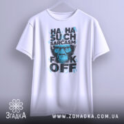 Футболка Such Sarcasm білого кольору, підвішена на вішалці, фон світло-сірий, принт з зображенням горили та текстом "HA HA SUCH SARCASM F*CK OFF" у чорному та блакитному кольорах.