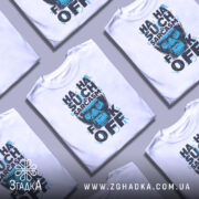 Футболка Such Sarcasm білого кольору, зображена на манекені з правого боку, фон світло-сірий, принт з зображенням горили та текстом "HA HA SUCH SARCASM F*CK OFF" у чорному та блакитному кольорах.