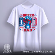 Футболка супер тато, біла, підвішена на вішалці, фон світло-сірий, принт кольоровий з червоним, синім та білим, кулак та напис 'SUPER DAD' виділяються на фоні.