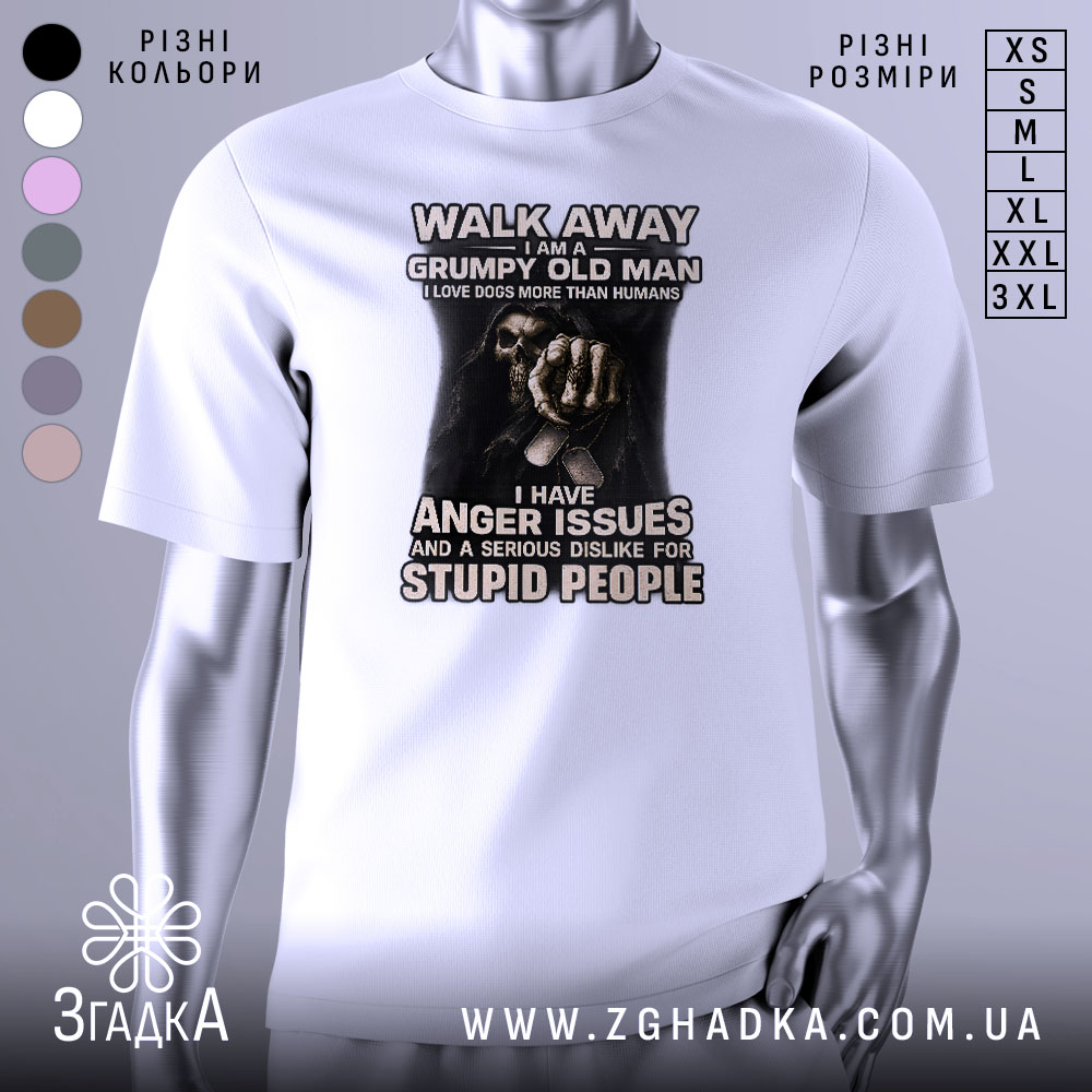 Futbolka Suvoryi Staryi Rizkyi Nastrii 1 Футболка суворий старий, біла, зображена на манекені, фон світло-сірий, принт з чорним малюнком руки та текстом, що говорить про гнів і неприязнь до дурних людей.