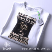 Футболка суворий старий, біла, зображена зверху, фон світло-сірий, принт з чорним малюнком руки та текстом, що говорить про гнів і неприязнь до дурних людей, на комірці є етикетка.