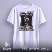 Футболка суворий старий, біла, зображена на вішалці, фон світло-сірий, принт з чорним малюнком руки та текстом, що говорить про гнів і неприязнь до дурних людей.